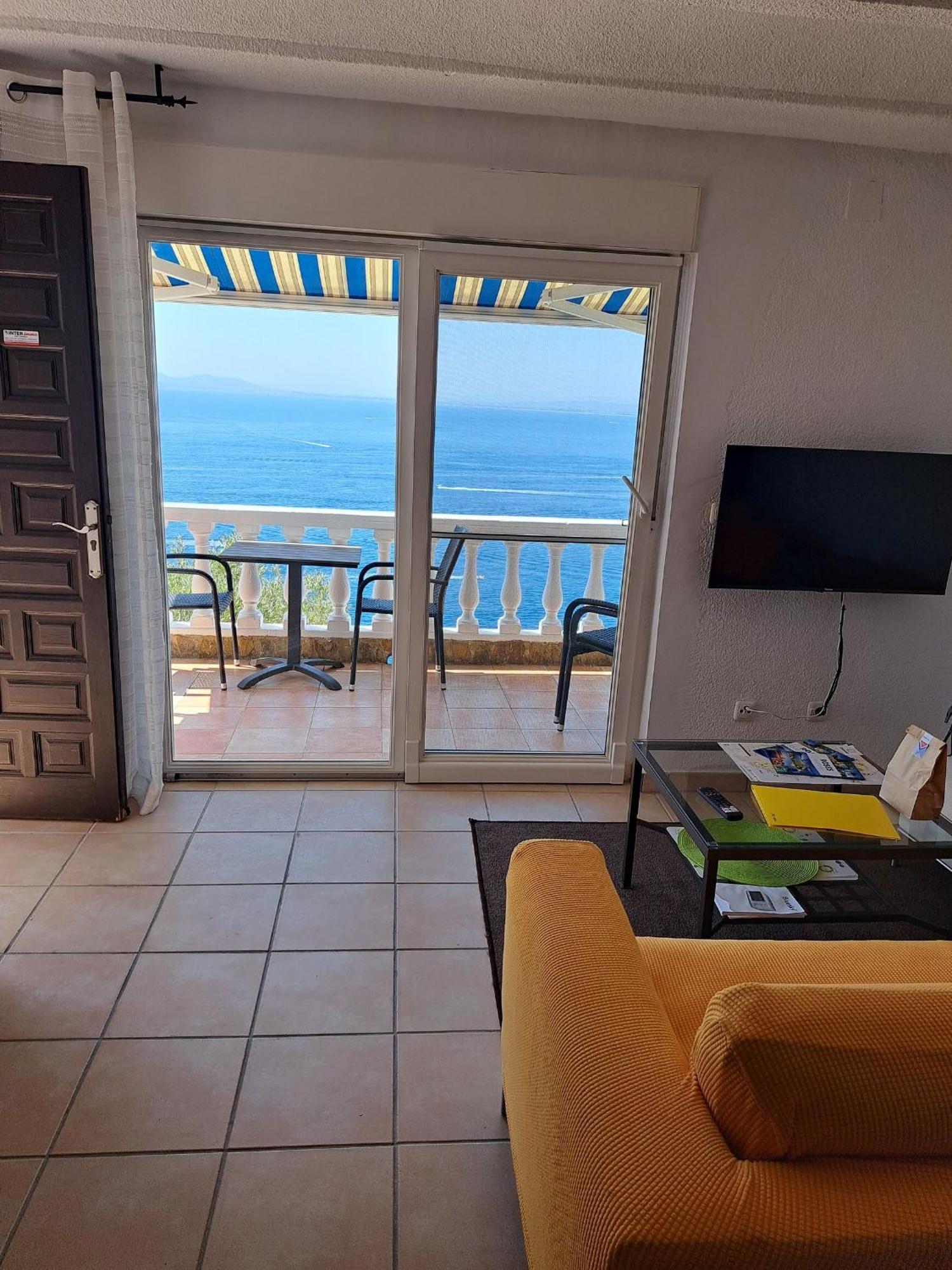Mit Grosser Terrasse Und Fantastischem Blick Ueber Den Golf Von Roses. * Roses