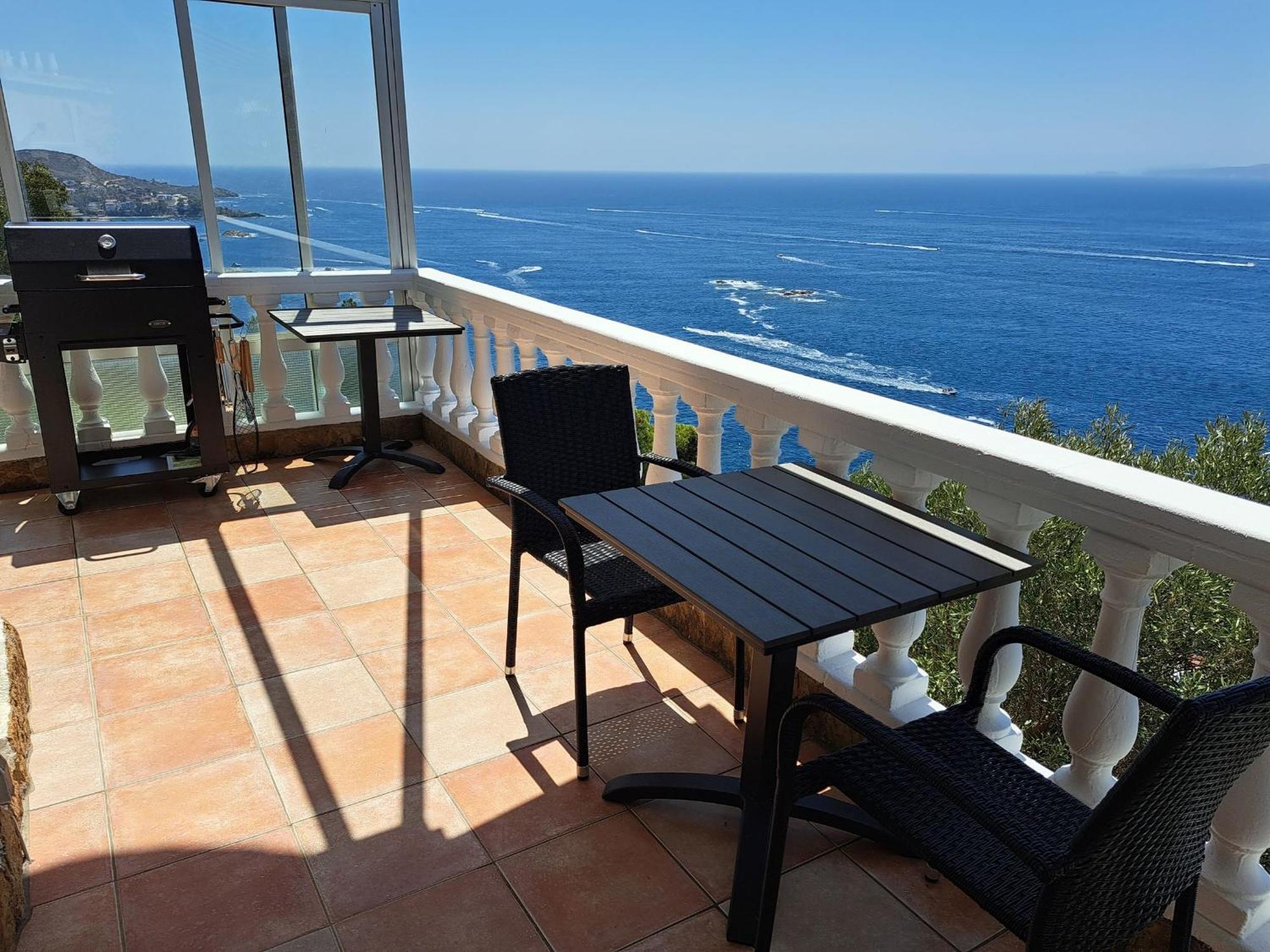 Mit Grosser Terrasse Und Fantastischem Blick Ueber Den Golf Von Roses. * Roses